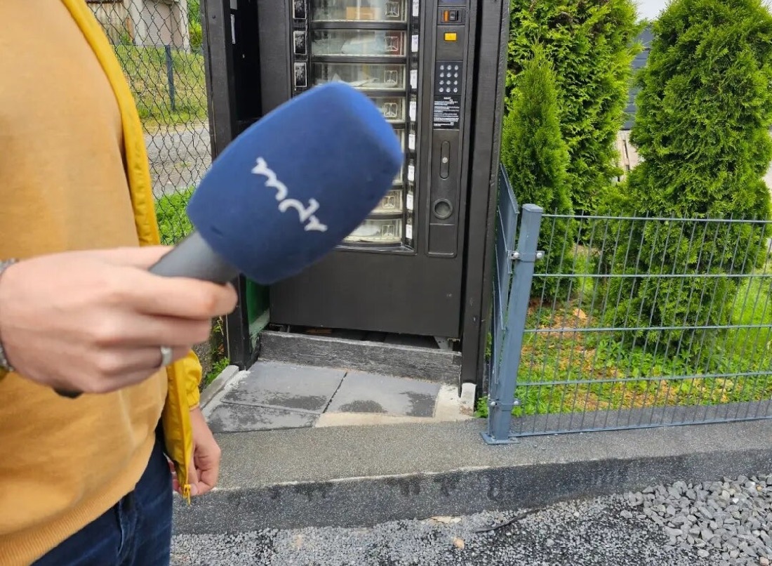 Fernseh-Interview am Secret-Pack-Automaten in Bleicherode